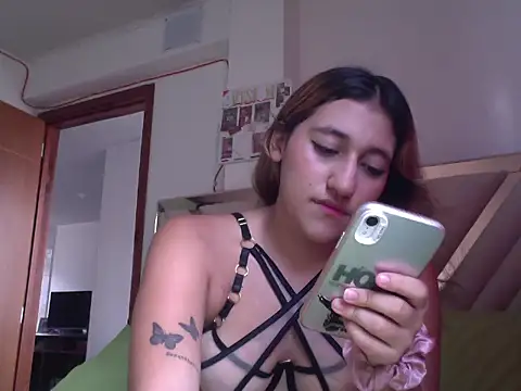 Snapshot of mariee- chatting on 06/10/26, 08:21 mariee- online show from 06/10/26, 08:21