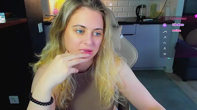 Snapshot of blonde_kellyy chatting on 08/05/26, 04:17 blonde kellyy online show from 08/05/26, 04:17