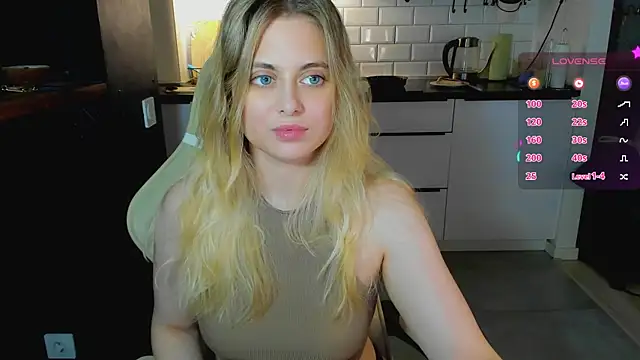 Snapshot of blonde_kellyy chatting on 07/26/26, 10:55 blonde kellyy online show from 07/26/26, 10:55