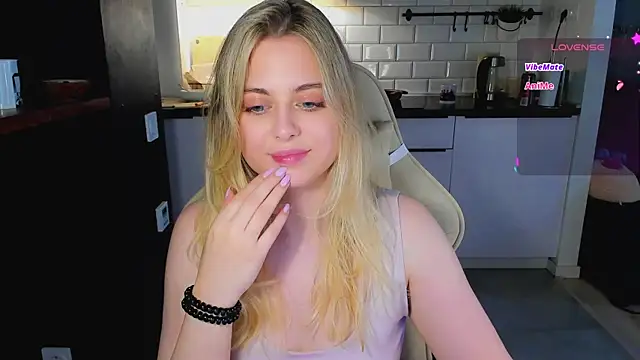Snapshot of blonde_kellyy chatting on 06/26/26, 07:36 blonde kellyy online show from 06/26/26, 07:36