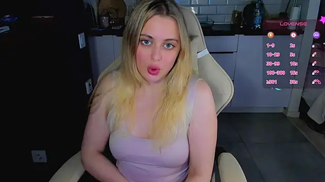 Snapshot of blonde_kellyy chatting on 06/21/26, 12:05 blonde kellyy online show from 06/21/26, 12:05