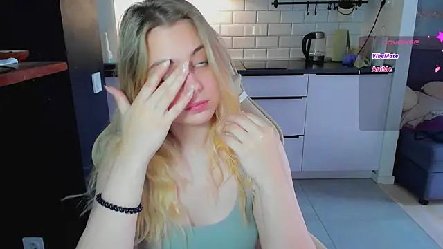 Snapshot of blonde_kellyy chatting on 07/24/26, 03:35 blonde kellyy online show from 07/24/26, 03:35