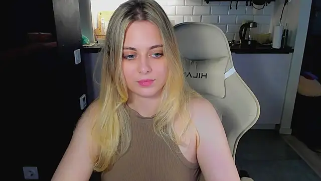 Snapshot of blonde_kellyy chatting on 06/25/26, 11:04 blonde kellyy online show from 06/25/26, 11:04