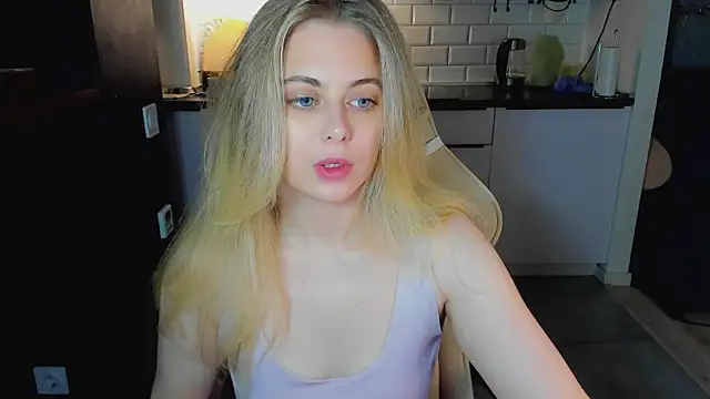 Snapshot of blonde_kellyy chatting on 07/14/26, 02:00 blonde kellyy online show from 07/14/26, 02:00