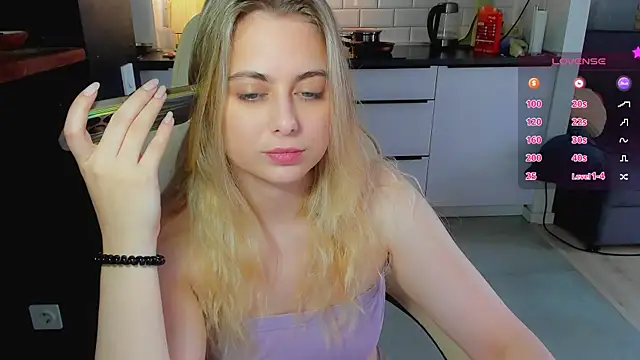 Snapshot of blonde_kellyy chatting on 07/30/26, 03:49 blonde kellyy online show from 07/30/26, 03:49