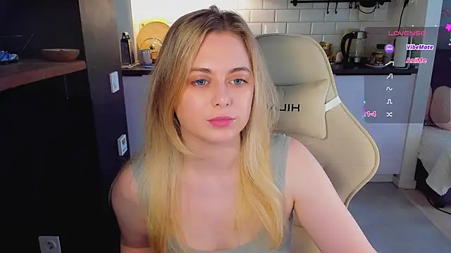 Snapshot of blonde_kellyy chatting on 06/23/26, 03:37 blonde kellyy online show from 06/23/26, 03:37
