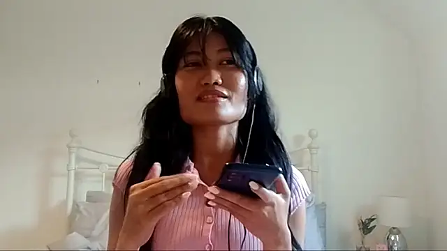 Snapshot of MichelEdland chatting on 06/17/26, 01:43 MichelEdland online show from 06/17/26, 01:43