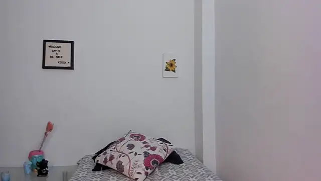 LauraToro  online show from 02/25/26, 01:44