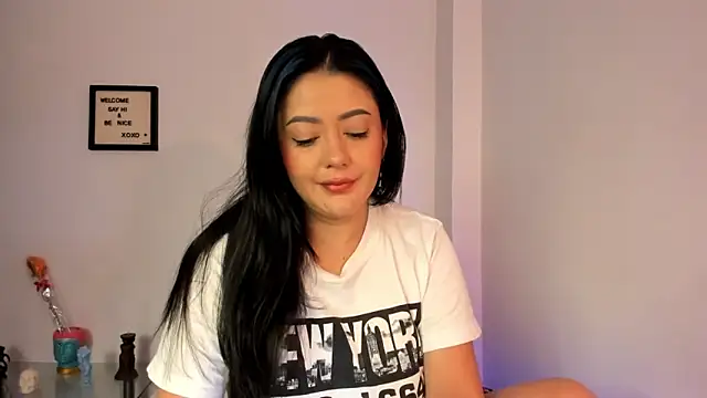 LauraToro  online show from 12/20/25, 05:49