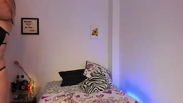 LauraToro  online show from 11/22/25, 10:08