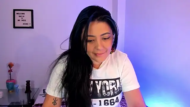 LauraToro  online show from 12/20/25, 01:30