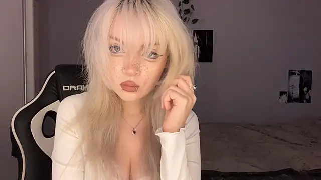 Velvets Vixens01 online show from 06/18/26, 05:51