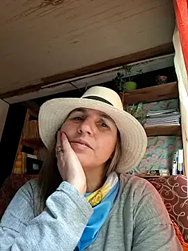 Snapshot of Almaradiante chatting on 07/15/26, 06:04 Almaradiante online show from 07/15/26, 06:04