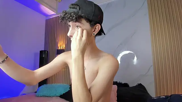 Snapshot of im_ethan_ chatting on 06/30/26, 11:32 im ethan online show from 06/30/26, 11:32
