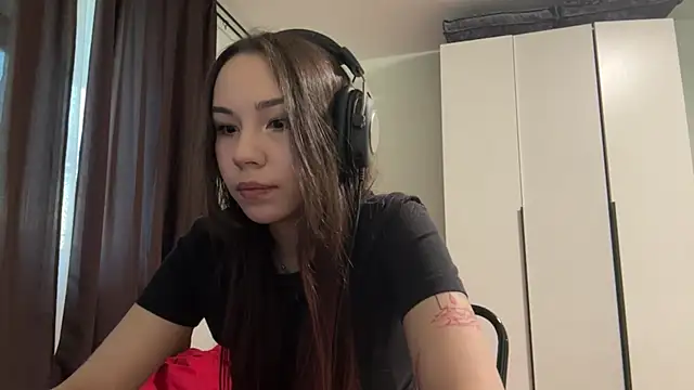 HotGirlMilla online show from 06/19/26, 06:47