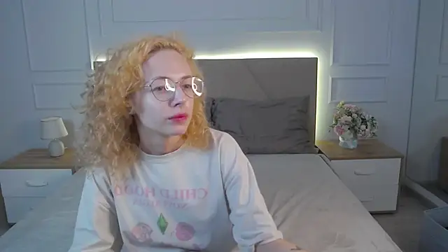 Snapshot of MiaVelmont chatting on 07/12/26, 11:00 MiaVelmont online show from 07/12/26, 11:00