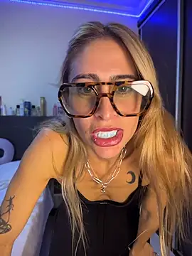 NicoleWilder online show from 06/19/26, 01:33