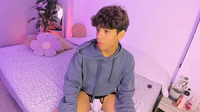 Samy Twink online show from 06/17/26, 04:23