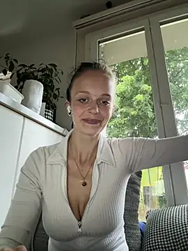 Snapshot of LillyWannaPlay chatting on 06/11/26, 06:27 LillyWannaPlay online show from 06/11/26, 06:27