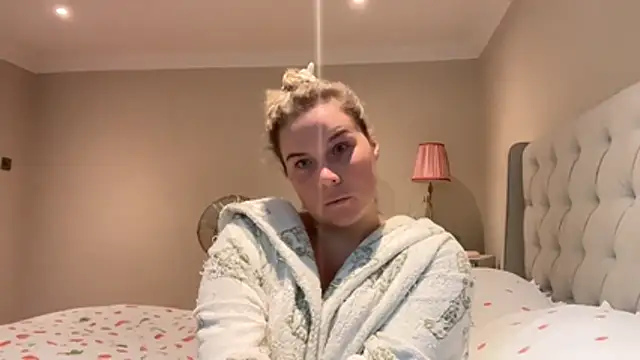 Snapshot of erincheshire chatting on 06/12/26, 05:32 erincheshire online show from 06/12/26, 05:32