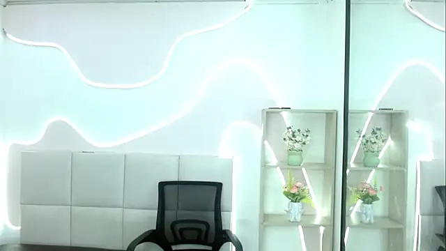 Snapshot of Jazmiin_Rosee chatting on 06/19/26, 12:33 Jazmiin Rosee online show from 06/19/26, 12:33