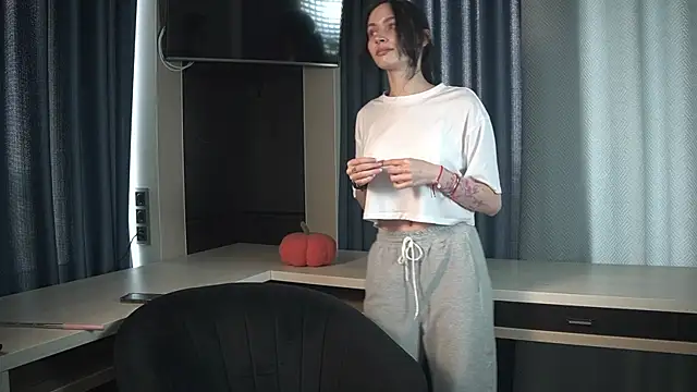 ErminiaBiles online show from 06/14/26, 08:48