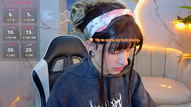 Snapshot of Lily_Tx chatting on 08/01/26, 12:47 Lily Tx online show from 08/01/26, 12:47
