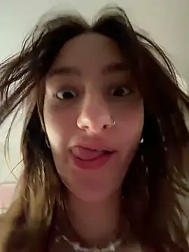 Snapshot of Violet_Velvet chatting on 06/18/26, 06:24 Violet Velvet online show from 06/18/26, 06:24