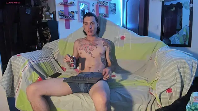 Snapshot of LokyHartt chatting on 06/15/26, 02:01 LokyHartt online show from 06/15/26, 02:01