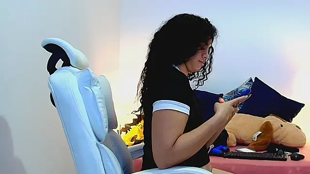 Isabella Sophia19 online show from 07/07/26, 01:47