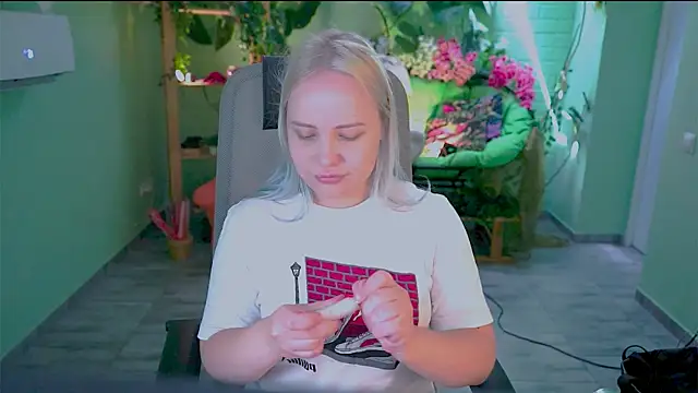 Snapshot of stellawatts chatting on 06/24/26, 08:02 stellawatts online show from 06/24/26, 08:02