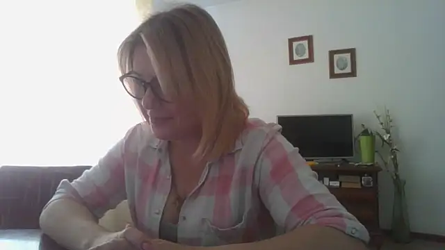 Snapshot of ElenaLove888 chatting on 06/13/26, 08:45 ElenaLove888 online show from 06/13/26, 08:45