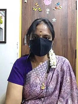 Snapshot of Tamil_white_beauty chatting on 07/18/26, 06:49 Tamil white beauty online show from 07/18/26, 06:49