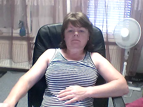 Snapshot of MoonLady40 chatting on 06/21/26, 02:34 MoonLady40 online show from 06/21/26, 02:34