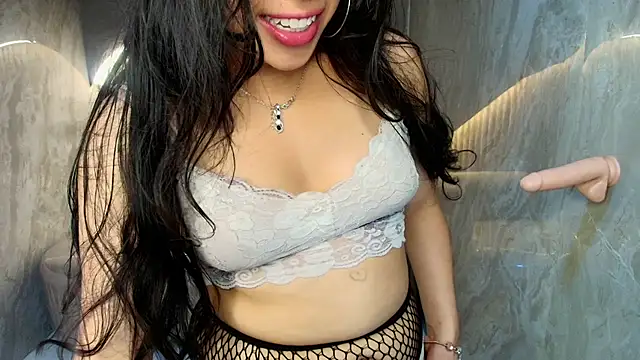 Snapshot of Mia__r_ chatting on 06/19/26, 10:36 Mia r online show from 06/19/26, 10:36