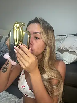 Harrietbronzex online show from 08/03/26, 02:23