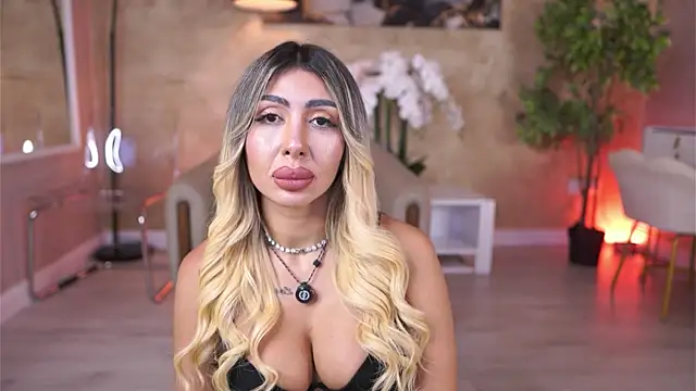 Snapshot of LucyyRosse chatting on 07/04/26, 10:21 LucyyRosse online show from 07/04/26, 10:21