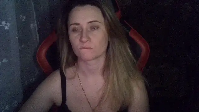 KiraKisskiss online show from 06/15/26, 07:57