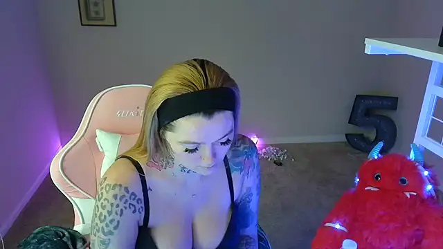 Snapshot of karmathevixen chatting on 07/11/26, 02:17 karmathevixen online show from 07/11/26, 02:17