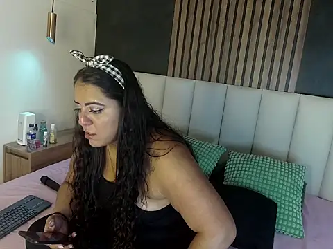 Snapshot of ShelyEvans__ chatting on 06/26/26, 01:11 ShelyEvans online show from 06/26/26, 01:11