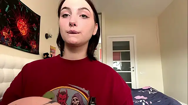 Snapshot of LillyPresti chatting on 06/17/26, 10:25 LillyPresti online show from 06/17/26, 10:25