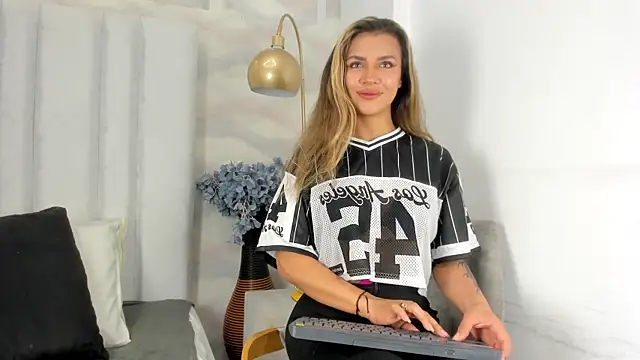 megan glow  online show from 07/06/26, 12:45