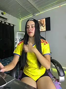 Snapshot of Lesly_Cute_ chatting on 06/19/26, 04:18 Lesly Cute online show from 06/19/26, 04:18