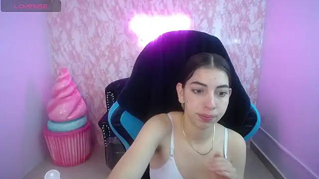 Snapshot of KiaraStar_ch chatting on 07/08/26, 01:23 KiaraStar ch online show from 07/08/26, 01:23