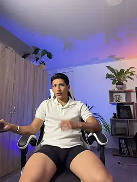 Snapshot of SantiLux_ chatting on 06/23/26, 04:21 SantiLux online show from 06/23/26, 04:21