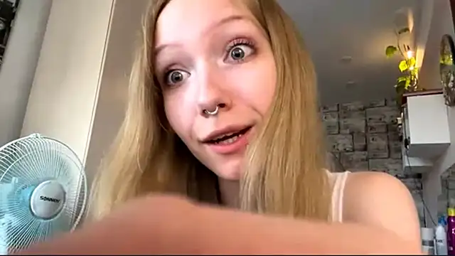 Snapshot of BivalentFalloff chatting on 07/10/26, 04:23 BivalentFalloff online show from 07/10/26, 04:23