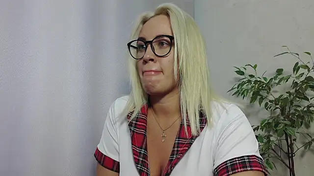 Snapshot of MariaTravel chatting on 07/17/26, 01:30 MariaTravel online show from 07/17/26, 01:30