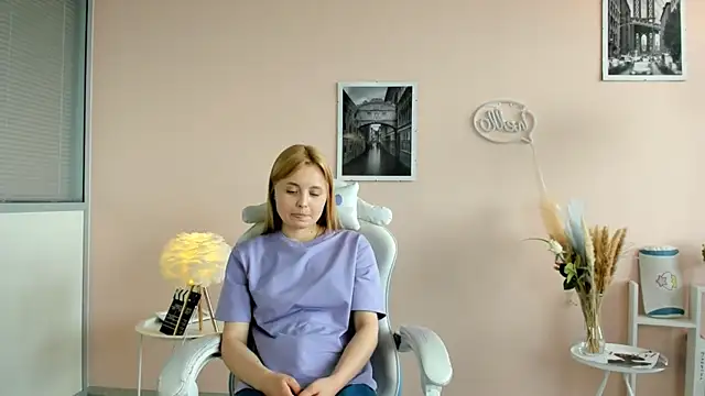 Snapshot of EloiseAlmario chatting on 06/19/26, 01:28 EloiseAlmario online show from 06/19/26, 01:28