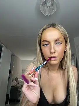 Snapshot of sophiemae chatting on 07/04/26, 04:11 sophiemae online show from 07/04/26, 04:11