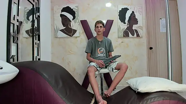 RED BOYS1 online show from 06/19/26, 07:36